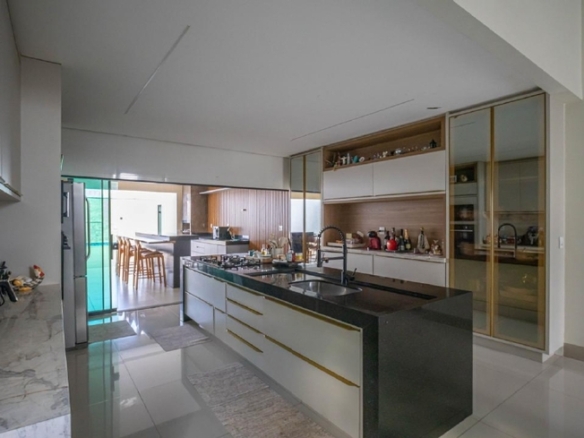 Cozinha moderna com ilha central e armários planejados