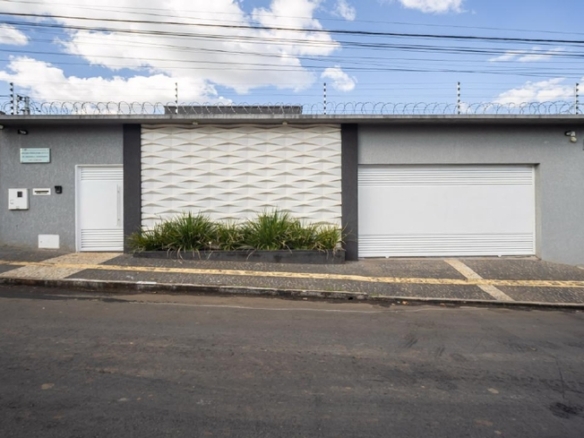 Fachada frontal de casa térrea moderna com portão branco