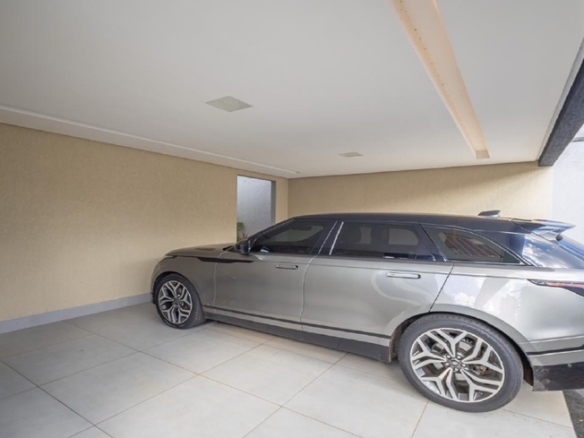 Garagem coberta de casa moderna com carro estacionado