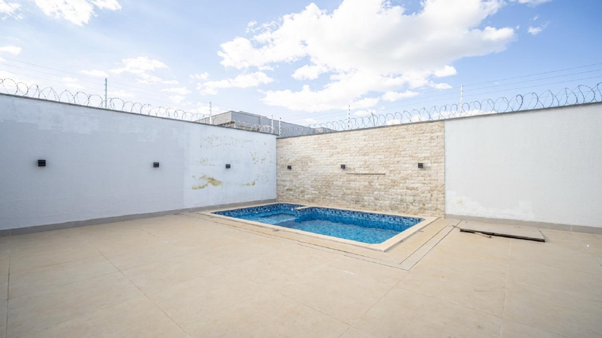 piscina-pequena-quintal-amplo Piscina pequena em quintal amplo com muro branco