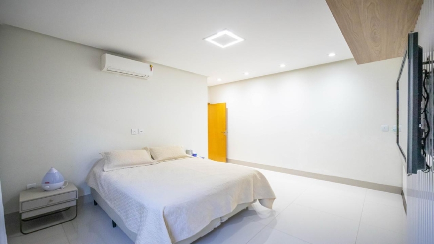 quarto-casal-amplo-cama-branca Quarto de casal amplo com cama branca e iluminação embutida
