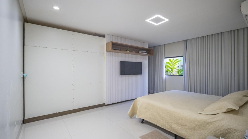 quarto-casal-painel-cinza-armarios Quarto de casal com cama, painel cinza e armários planejados