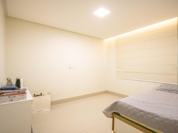 Quarto claro com armários planejados e bancada lateral