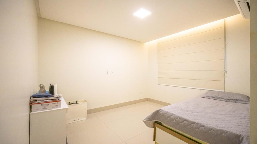quarto-claro-armarios-planejados Quarto claro com armários planejados e bancada lateral