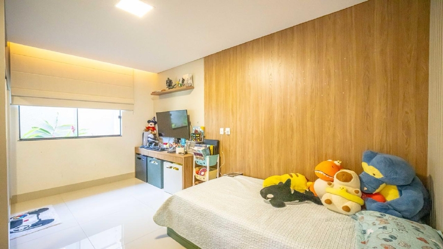 quarto-infantil-cama-branca-brinquedos Quarto infantil com cama branca, brinquedos e painel de madeira