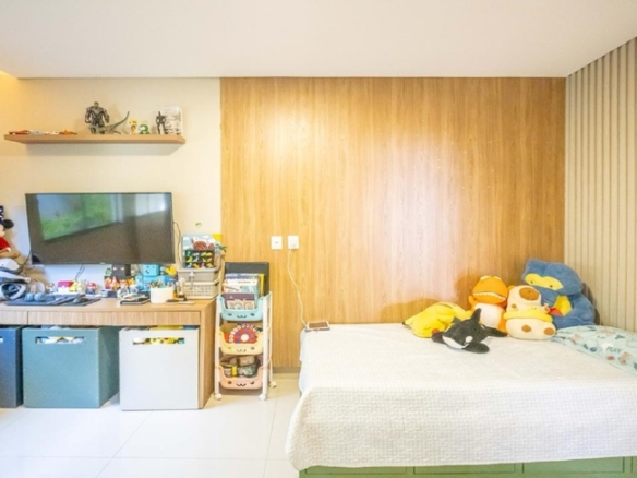 Quarto infantil planejado com cama, escrivaninha e brinquedos