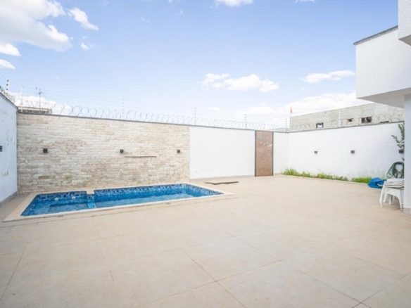 Quintal amplo de casa moderna com piscina