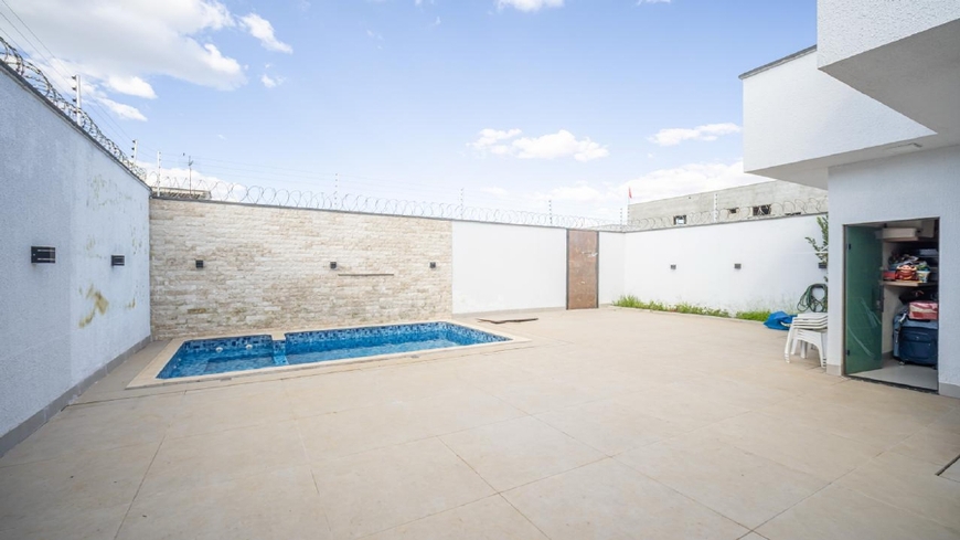 quintal-amplo-casa-com-piscina Quintal amplo de casa moderna com piscina