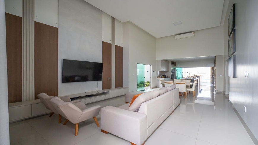 sala-estar-sofa-branco-painel-tv Sala de estar moderna com sofá branco e painel de televisão