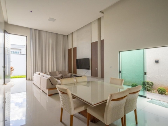 Sala de jantar clara integrada aos ambientes da casa