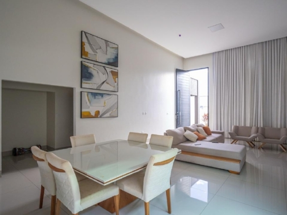Sala de jantar integrada à sala de estar com iluminação natural