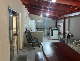 Sala de estar com luminária e cadeiras no Casa com ponto comercial no Parque Amazônia