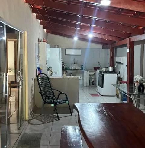 Sala de estar com luminária e cadeiras no Casa com ponto comercial no Parque Amazônia