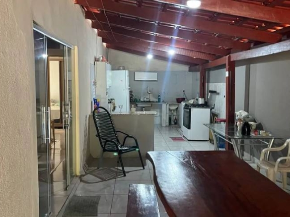 Sala de estar com luminária e cadeiras no Casa com ponto comercial no Parque Amazônia
