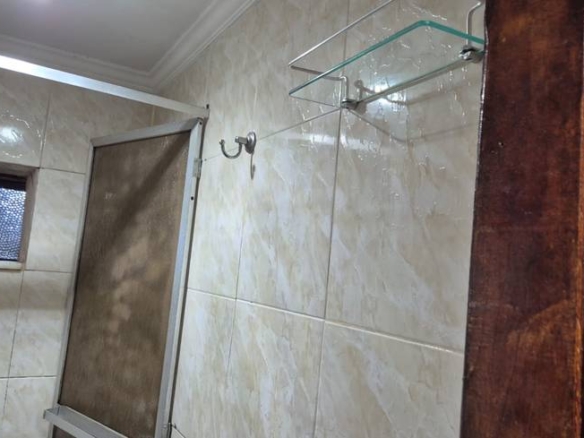 Banheiro com pia e espelho no Casa mobiliada no Jardim Novo Mundo
