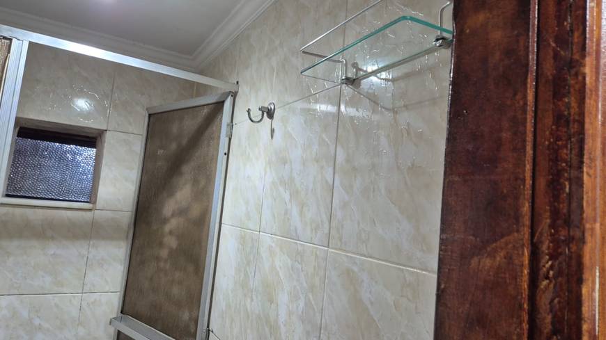 Banheiro com pia e espelho no Casa mobiliada no Jardim Novo Mundo
