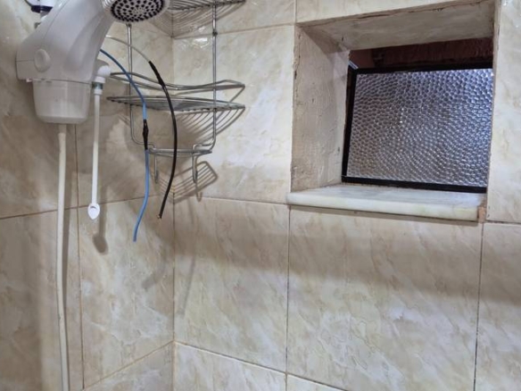 Banheiro com pia e espelho