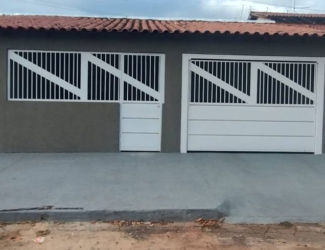 Fachada com portas no Casa no Setor Sudoeste, Goiânia