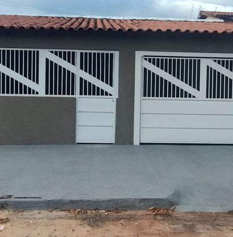 Fachada com portas no Casa no Setor Sudoeste, Goiânia