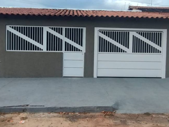 Fachada com portas no Casa no Setor Sudoeste, Goiânia