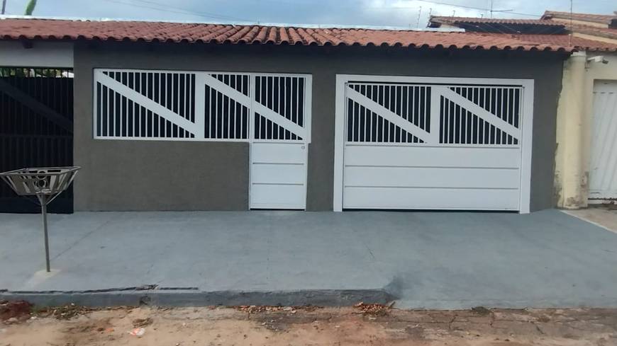 Fachada com portas no Casa no Setor Sudoeste, Goiânia
