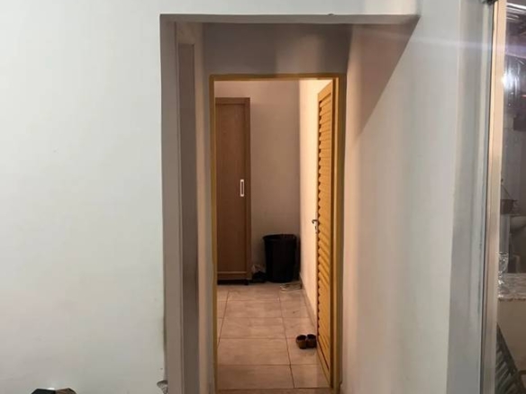 Corredor com portas, além de piso de madeira