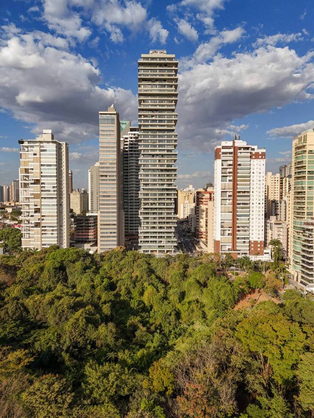 Vista externa com edifícios e torres residenciais no Epic City Home
