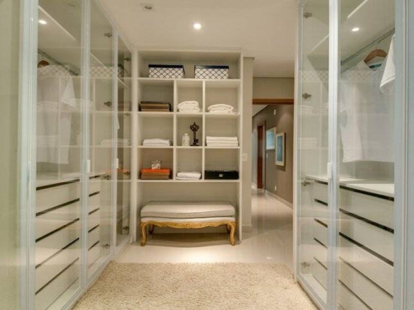 Closet com prateleiras