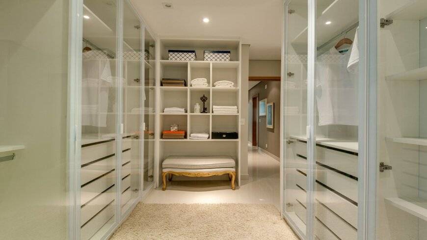 Closet com prateleiras