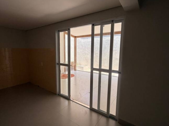 Sala de estar com janelas e portas, além de iluminação embutida