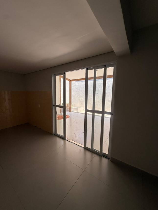 Sala de estar com janelas e portas, além de iluminação embutida