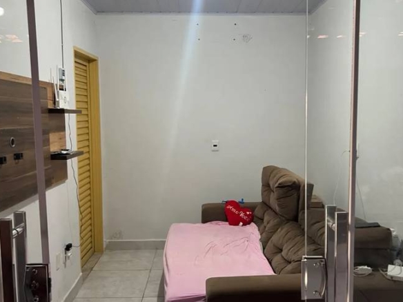 Sala de estar com sofá, televisão e tapete