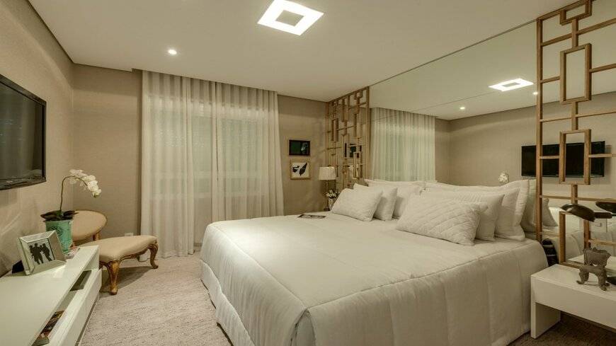 Quarto com cama, espelho e tapete
