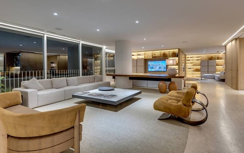Sala de estar com sofá, mesa e luminária, além de iluminação embutida no Epic City Home
