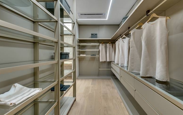 Ambiente interno com prateleiras, espelho e revestimento
