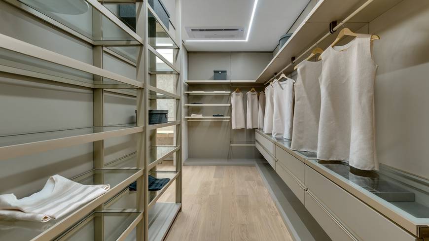 Ambiente interno com prateleiras, espelho e revestimento