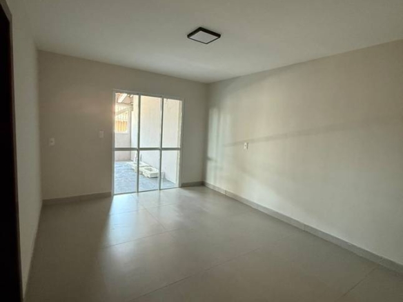 Sala de estar com piso e janelas