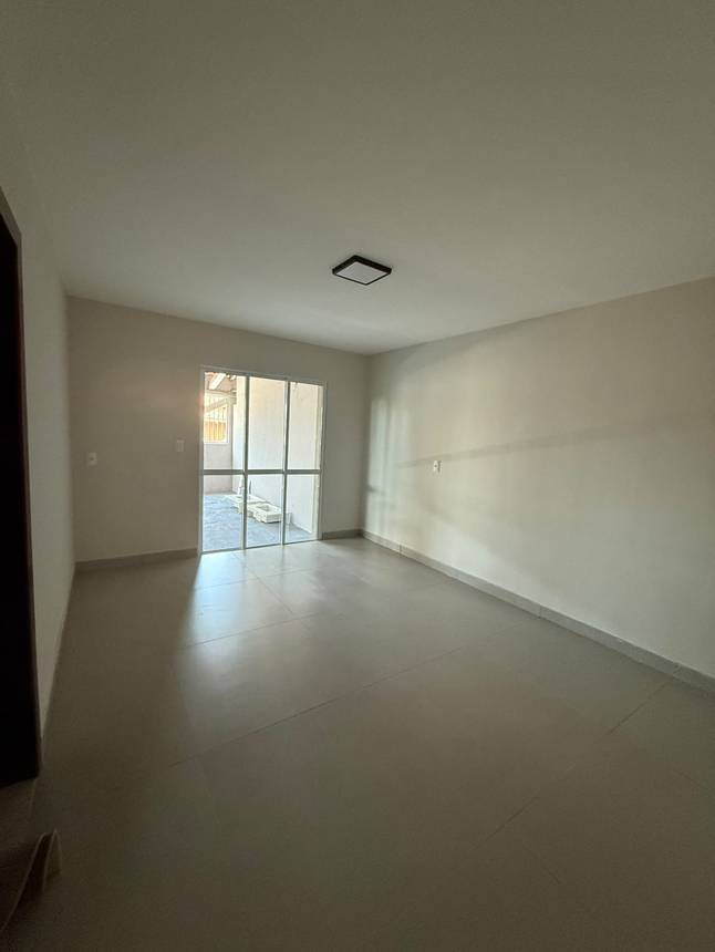 Sala de estar com piso e janelas