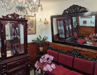 Ambiente interno com espelho e cadeiras, além de iluminação embutida no Casa mobiliada no Jardim Novo Mundo