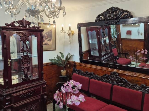 Ambiente interno com espelho e cadeiras, além de iluminação embutida no Casa mobiliada no Jardim Novo Mundo
