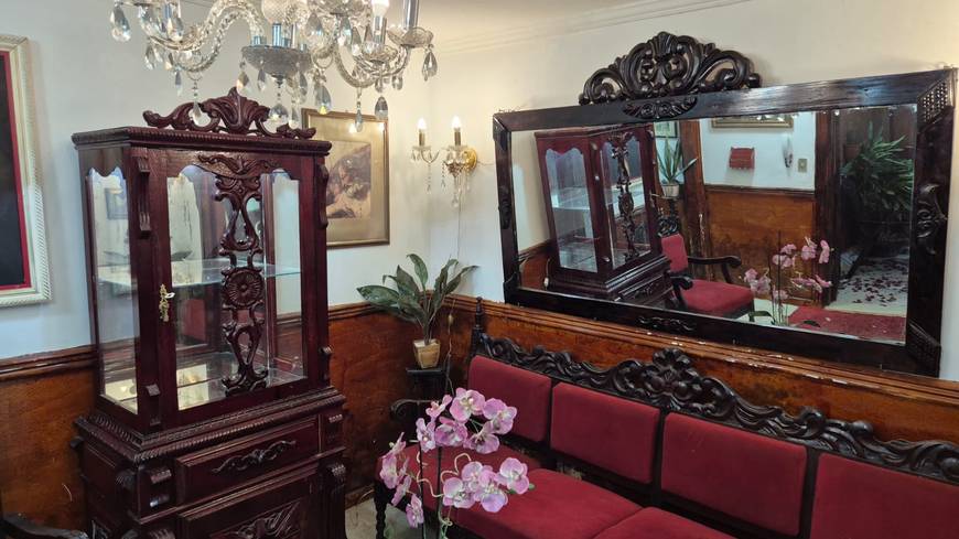 Ambiente interno com espelho e cadeiras, além de iluminação embutida no Casa mobiliada no Jardim Novo Mundo