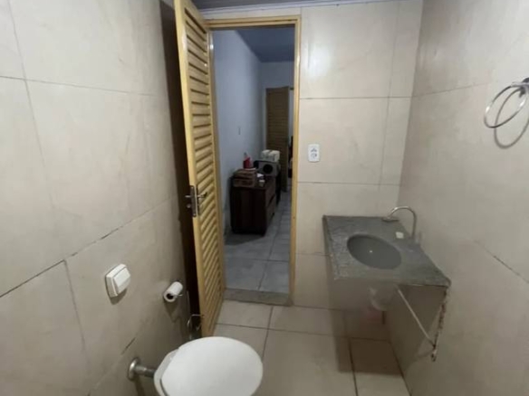 Banheiro com pia, lavatório e vaso sanitário