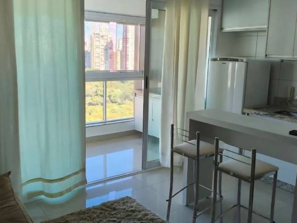 Sala de estar com mesa, cadeiras e janelas