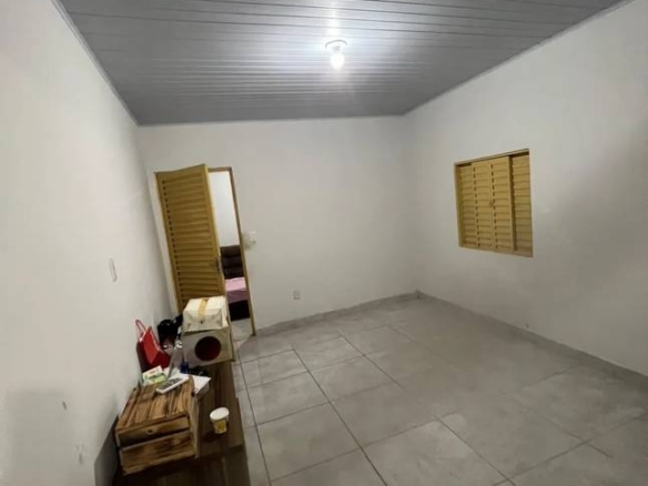 Sala de estar com piso e portas