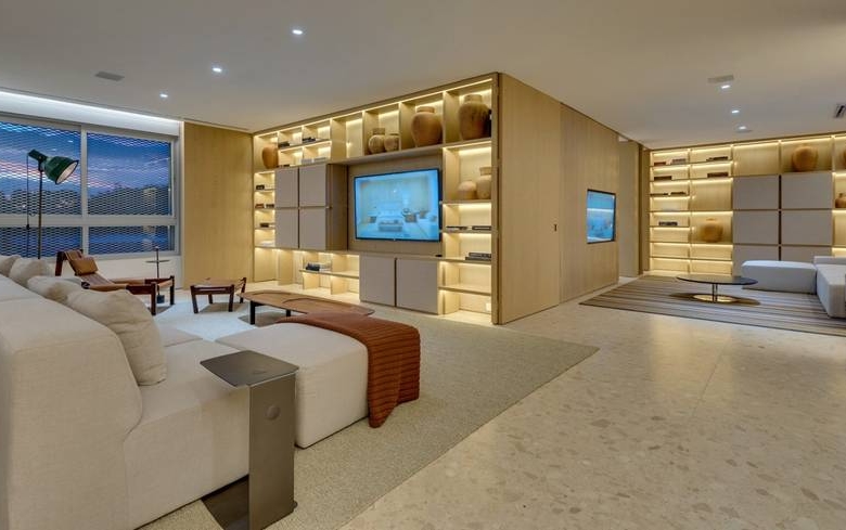 Sala de estar com televisão, armário e tapete