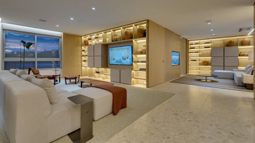 Sala de estar com televisão, armário e tapete