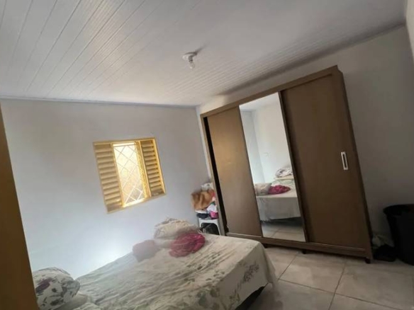 Quarto com cama, armário e janelas no Casa com ponto comercial no Parque Amazônia