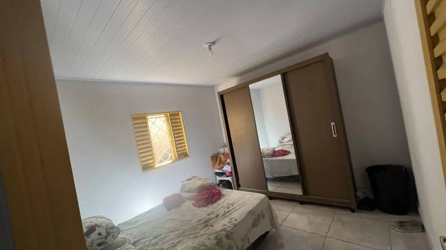 013-casa-com-ponto-comercial-no-parque-amazonia-quarto-cama-armario Quarto com cama, armário e janelas no Casa com ponto comercial no Parque Amazônia