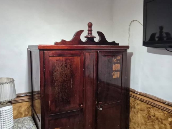 Ambiente interno com armário