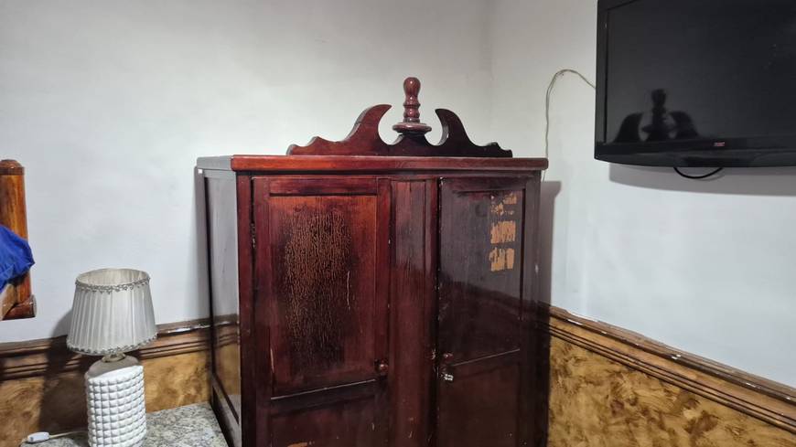 Ambiente interno com armário